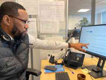 Oumar works in this 115 call center in Seine-Saint-Denis since January | Photo: InfoMigrants