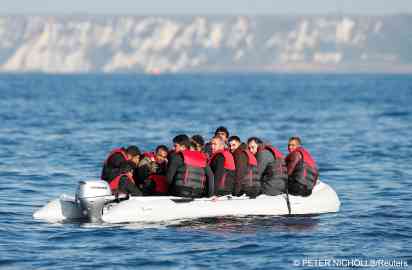These migrants were photographed in an inflatable boat near Dover, Britain, on August 4, 2021 | Photo: Peter Nicholls / Reuters