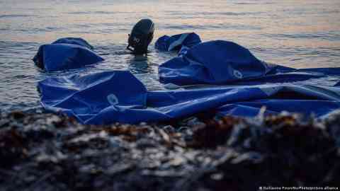 A half-submerged deflated dinghy used by Syrian refugees to cross the Aegean from Turkey to the Greek island of Lesbos in March 2016 | Photo: Guillaume Pinon/NurPhoto/picture alliance