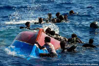A boat overturned south of the Italian island of Lampedusa. The migrants were rescued by the Spanish NGO Open Arms. August 11, 2022 | Photo: Francisco Seco / picture-alliance
