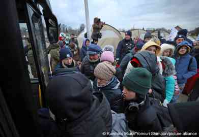 From file: Ukrainian refugees get on a bus in Poland days after the Russian invasion | Photo: Kunihiko Miura / Picture Alliance / Associated Press / The Yomiuri Shimbun via AP Images 