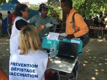 Doctors receive migrants in the MDM mobile clinic. Photo : InfoMigrants