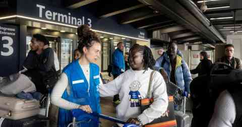 A humanitarian worker welcomes a refugee in Italy | Photo: UNHCR/ALESSANDRO PENSO
