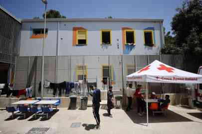  migrants inside the Lampedusa hotspot, managed by the Italian Red Cross | Photo: ANSA/VINCENZO LIVIERI