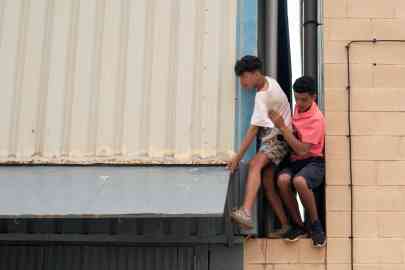 Two underage migrants escape from an industrial estate next to Tarajal beach, in the city of Ceuta, Spanish enclave in northern Africa, 21 May 2021 (Photo used as illustration) | Photo: Brais Lorenzo / EPA