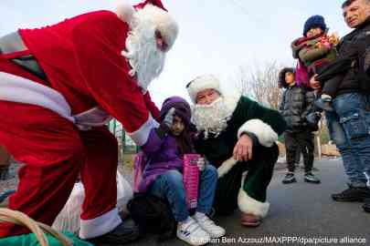 'Father Christmases' visit migrants and other marginalized groups in the area around Calais and Dunkirk | Photo: Johan Ben Azzouz/MAXPPP/dpa/picture alliance