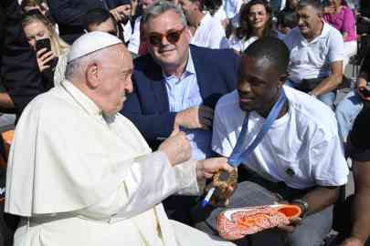 Letsile Tebogo, Olympic 200m race champion at the moment when Pope Francis received him at the Vatican, August 28, 2024 | Photo: ANSA / VATICAN MEDIA