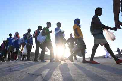 Migrants waiting to be transferred to other places from the island of Lampedusa, south of Sicily | Photo: ARCHIVE ANSA / CIRO FUSCO.