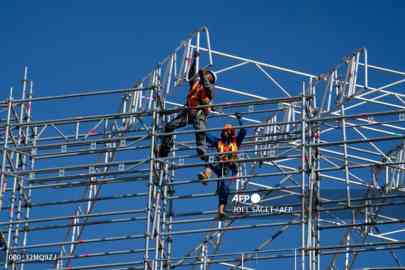 Workers dismantle the scaffolding of a construction site in Paris on November 2, 2022.
Photo: Joel Saget/ AFP