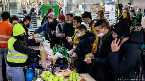 Volunteers across Germany jumped into action to help welcome Ukrainians, and other refugees, fleeing war | Photo: Hannibal Hanschke/Getty Images