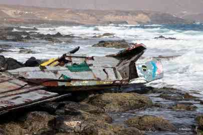 Pieces of a damaged boat carrying migrants from Senegal are seen after the vessel capsized near the coast of Sal Island, Cape Verde. | Photo: REUTERS/Jorge Avelino