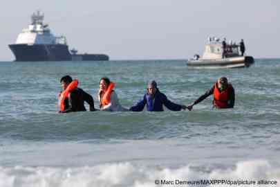 Migrants who returned to shore after attempting to board a small boat in Audresselles on the French coast, October 25, 2024 | Photo: pictre allianec / Marc Demeure