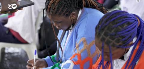 Nigerian migrants upon their return home, facilitated by IOM | Source: Screenshot report DW 