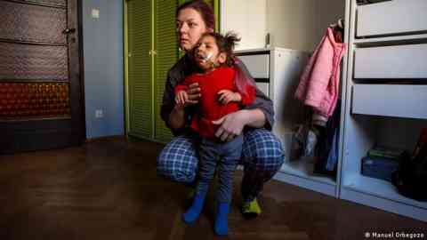 Victoria and her daughter Sofia hope to return to Ukraine after the war | Photo: Manuel Orbegozo / DW