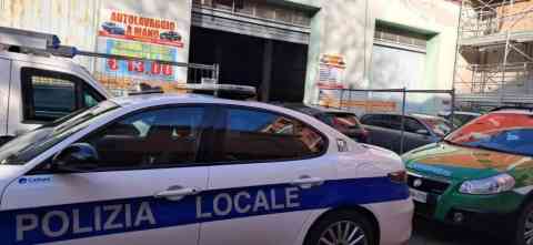 Police and carabinieri vehicles in front of a car wash that was seized in the Italian city of Recanati due to its alleged employment of undocumented foreign workers | Source: Youtvrs