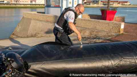 File photo used as illustration: In the future, French police are to be given powers to intervene in migrant boat crossings off shore too, reports Le Monde | Photo: Roland Hoskins/dmg media Licensing/picture 