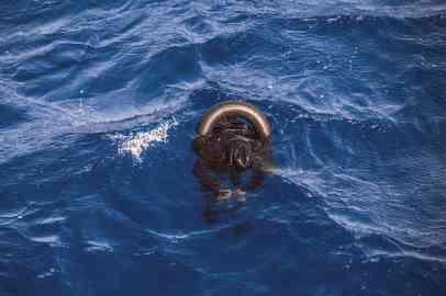 File photo used for illustration: A body of a migrant after a boat with migrants and refugees on board capsized off the coast of Libya, Mediterranean Sea | Photo:  ARCHIVE/EPA/SOS MEDITERRANEE).