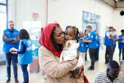 A mother and her daughter who landed in Fiumicino on an evacuation flight from Libya which brought 119 refugees to Italy | Photo: UNHCR/Alessandro Penso