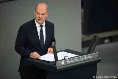 If German Chancellor Olaf Scholz fails to convince both houses of parliament to pass the law, his support levels are expected to plummet even further | Photo: picture alliance / dpa / Sabina Crisan