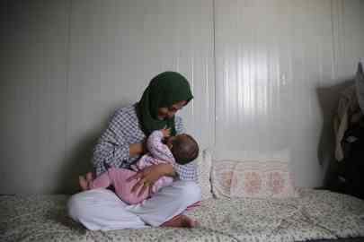Breastfeeding is the safer option when hygiene conditions are poor, such as in refugee camps (Note: the woman pictured is not Nazila*) | Photo: Ignacio Pereyra 