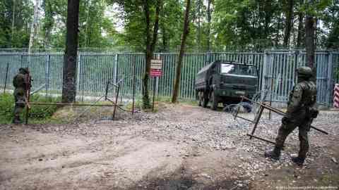 Poland has reintroduced a buffer zone along parts of its border with Belarus, set to remain in place for the next three months | Photo: Attila Husejnow/Zuma/imago
