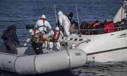 File photo: Turkish coast guards take migrants, who were allegedly pushed back by Greek authorities, on a boat during a patrol to search and rescue migrants off the Ayvalik district in Balikesir, April 2021 | Photo: EPA / ERDEM SAHIN