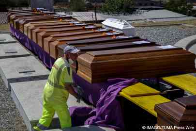 21 people who died in the shipwreck in the Ionian Sea last June are buried in the migrants’ cemetery in Armo, Reggio Calabria, on August 7, 2024 | Photo: Valeria Ferraro / ZUMA / IMAGO