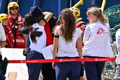Médecins Sans Frontières personnel during a disembarkation operation in Italy | Photo: Luca Zennro / ANSA