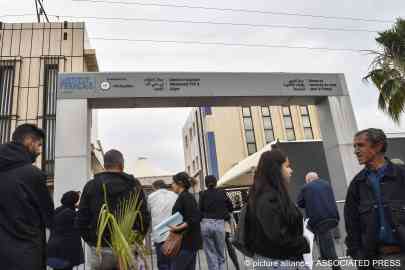 From file: Algerians gather outside the visa center of the French Institute in Algiers, Friday May 20, 2024 | Photo: Fateh Guidoum / AP Photo / picture alliance
