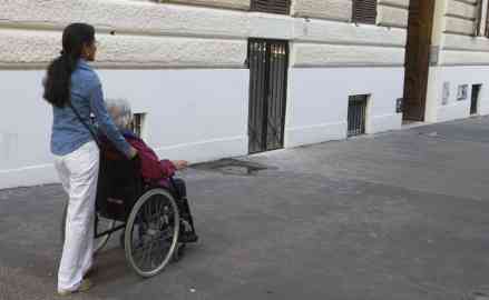 From file: A caregiver taking an elderly woman outside in Rome | Photo: ANSA/Luciano Del Castillo