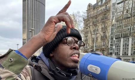 Ahmada Siby, a Malian migrant, is vocal about his criticism of France's planned immigration reform. | Photo: Lisa Louis /DW