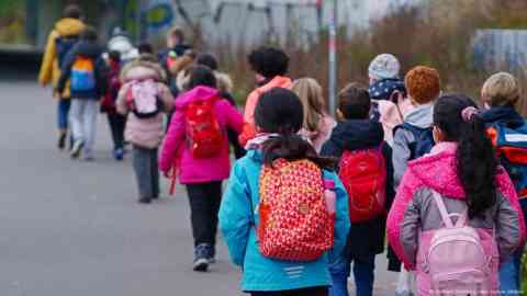 File photo used as illustration: Children  with limited German skills will now be required to attend a mandatory two-week summer school | Photo:Wolfram Steinberg/dpa/picture alliance