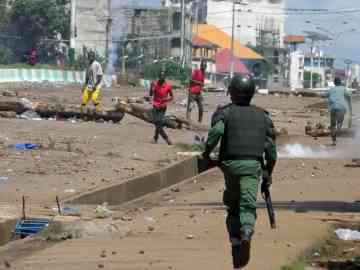 Supporters of opposition leader Cellou Dalein Diallo face off with security forces after election results in Conakry, Guinea, in late October 2020 | Photo: Reuters
