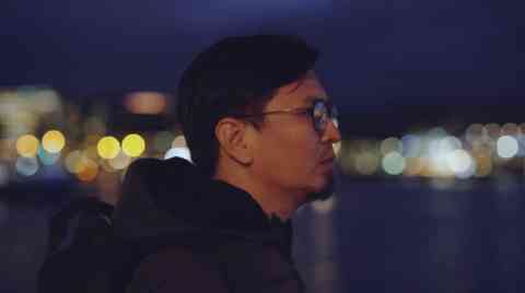 Cartoonist Hossien Rezaye looking out onto the water in Amsterdam | Photo: Tina Xu 2021