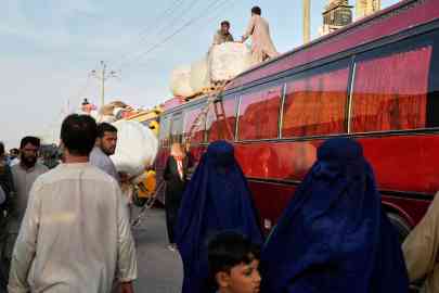© Fareed Khan, AP | Afghan refugees board a bus to leave for their homeland at a terminal in Karachi, Pakistan, April 9, 2025.