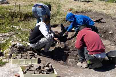 Young asylum seekers from the Casa Belvedere center are seen helping technical experts at Segeta Park | Photo: ANSA/UFFICIO STAMPA REGIONE SICILIA