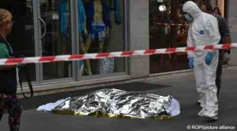 The dead body of Alika Ogorchukwu lies on the pavement behind a police cordon. According to reports he was dead by the time the police arrived | Photo: ROPI / picture alliance