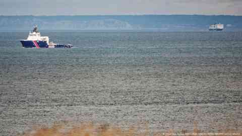 The Abeille Normandie tow boat, pictured here navigating waters near Calais earlier in September, responded to the distress call on Saturday | Photo: Johan Ben Azzouz/PHOTOPQR/VOIX DU NORD/MAXPPP/picture alliance