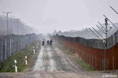 Police patrol the Hungarian-Serbian border barrier near Kelebia, Hungary, on December 15, 2022 | Photo: REUTERS/Marton Monus 