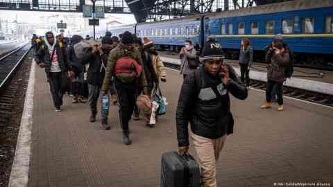 A group of African students on the station platform in Lviv, Ukraine | Photo: Adri Salido/AA/picture-alliance