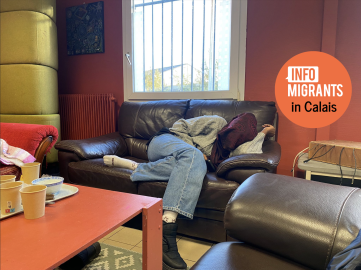 A woman rests in the Secours Catholique day center | Photo: InfoMigrants