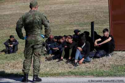 After having crossed the Slovakia-Hungary border irregularly, migrants wait in the Slovakian village of Chl'aba on September 15, 2023 as they are detained by Slovakian police | Photo: Bernadett Szabo/Reuters