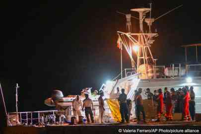 The bodies of victims of the June 17 shipwreck arriving at the port city of Roccella Ionica on June 19, 2024 | Photo: picture alliance / AP / Valeria Ferraro