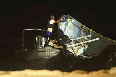 Police help move a boat that was carrying decomposing corpses to the Vila do Castelo port in Braganca, Brazil, early Monday, April 15, 2024 | Photo: Raimundo Pacco / AP Photo / picture-alliance