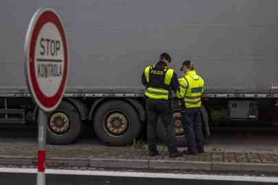  Members of the Czech police checking vehicles at the Stary Hrozenkov-Drietoma border crossing on the Czech-Slovak border | Photo: ARCHIVE/ EPA/MARTIN DIVISEK