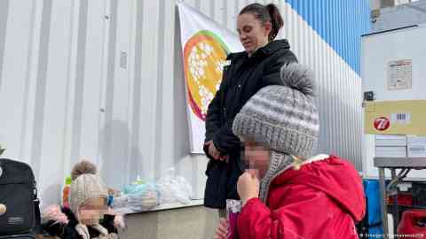 Yulia Rezhova and her two daughters have managed to flee to Poland | Photo: Grzegorz Szymanowski/DW