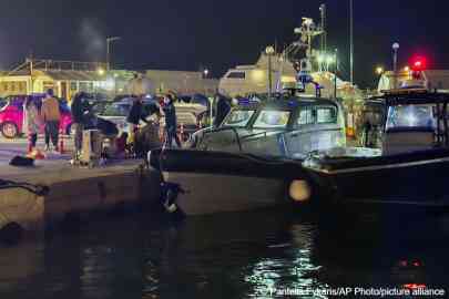 Greek emergency personnel wait to transfer bodies of dead migrants,  following a boat collision with the coast guard off the island of Chios, in the port of Chios, Greece, February 3, 2026 | Photo: REUTERS/Konstantinos Anagnostou