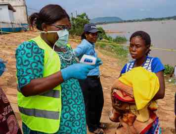 Refugees returning to the Central African Republic from the Democratic Republic of the Congo have their temperature taken | Photo: UNHCR / Stella Fatime