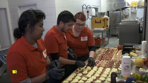 A screenshot from the Report Mainz program showing Indian apprentices working in a butcher in Germany | Source: Report Mainz, ARD Television