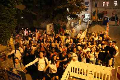 Participants of the night hike 'Walk into the Light' from the Munich initiative for integration 'The Long Run' | Photo: Paul Huf